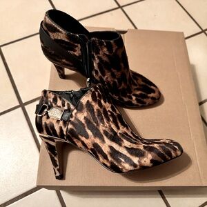 VINCE CAMUTO ankle leopard booties.